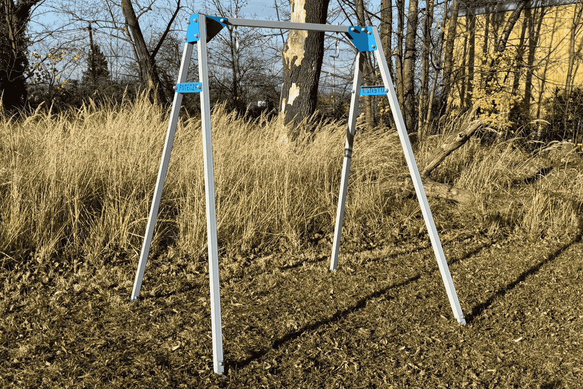 Portique de balançoire 1 place gris-bleu installé au jardin