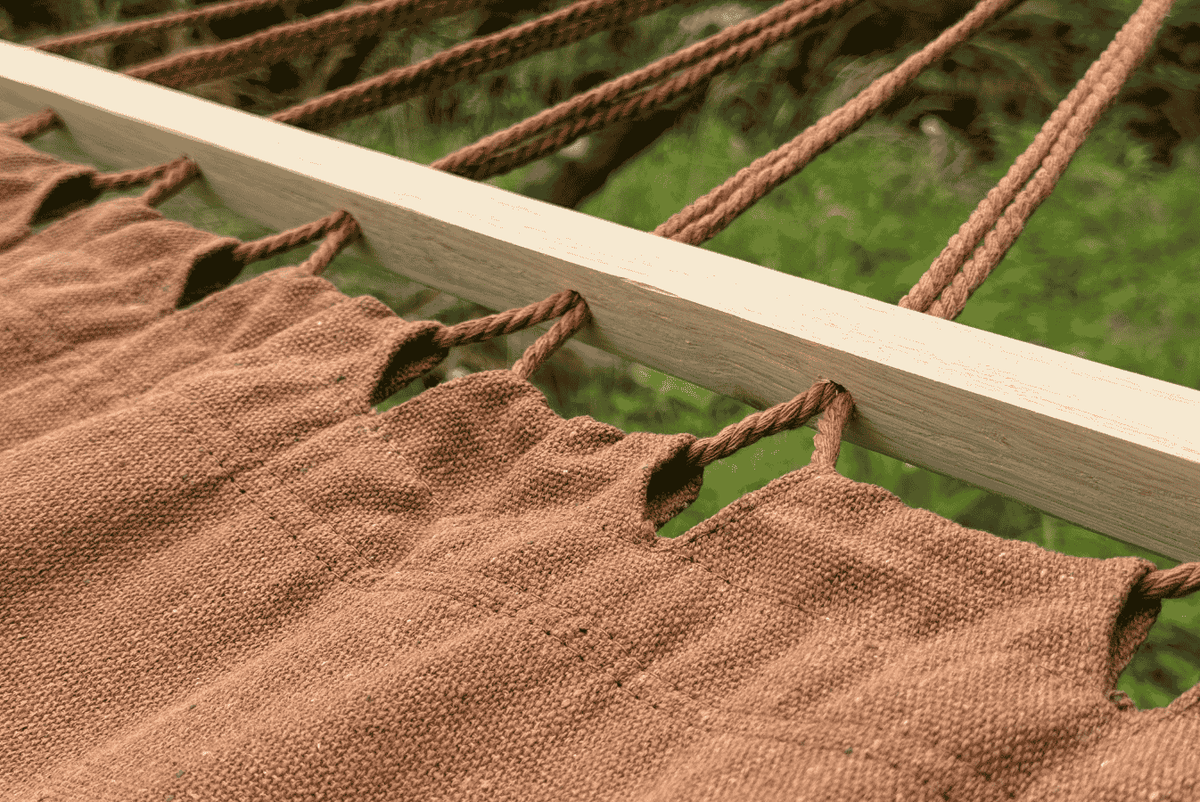 Barre en bois du hamac caramel