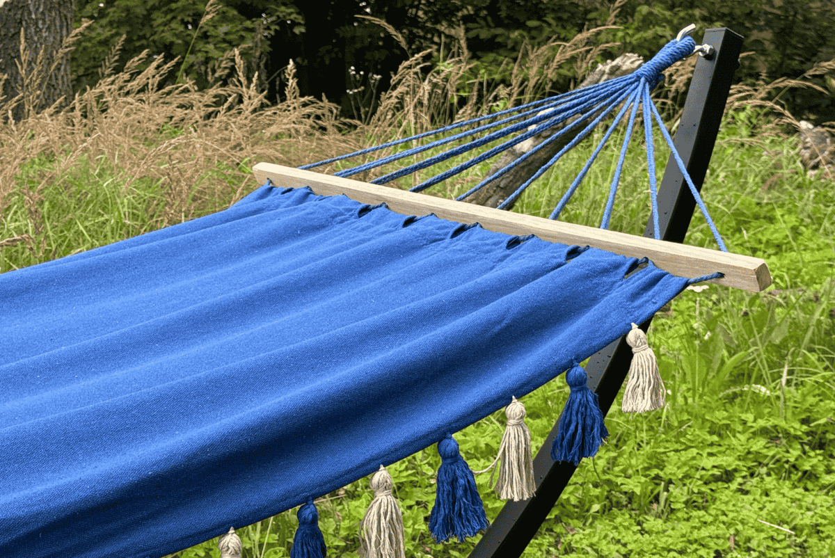 Barre en bois du hamac bleu