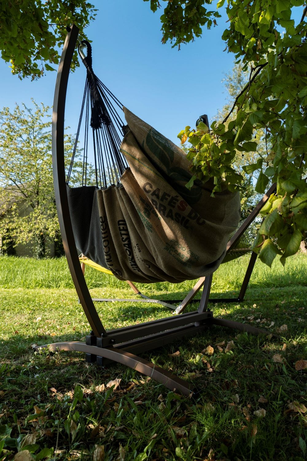 Cadre Gazela ou Gazela caramel + Fauteuil suspendu gris café / beige café