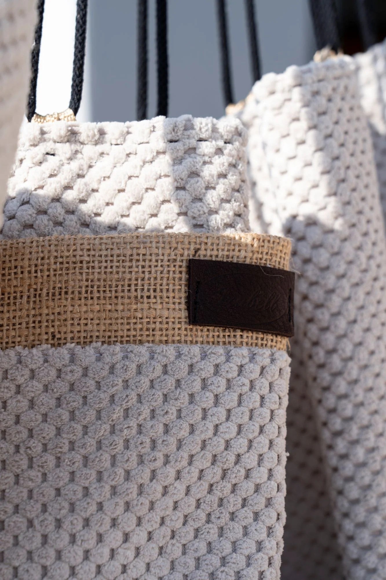 Cadre Gazela ou Gazela caramel + Fauteuil suspendu gris café / beige café