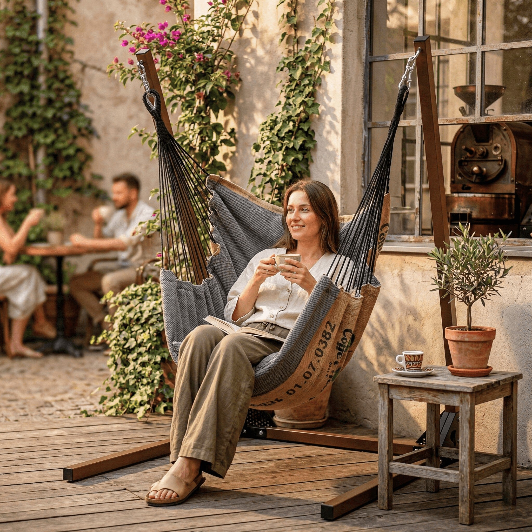 Support en acier + Chaise suspendue grise café / beige café